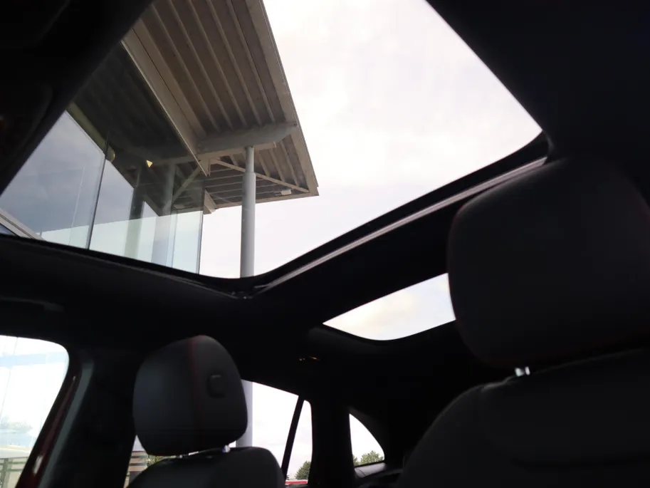 Mercedes-Benz GLA 200 Business Solution AMG l Trekhaak l Panoramadak l Stoelverwarming