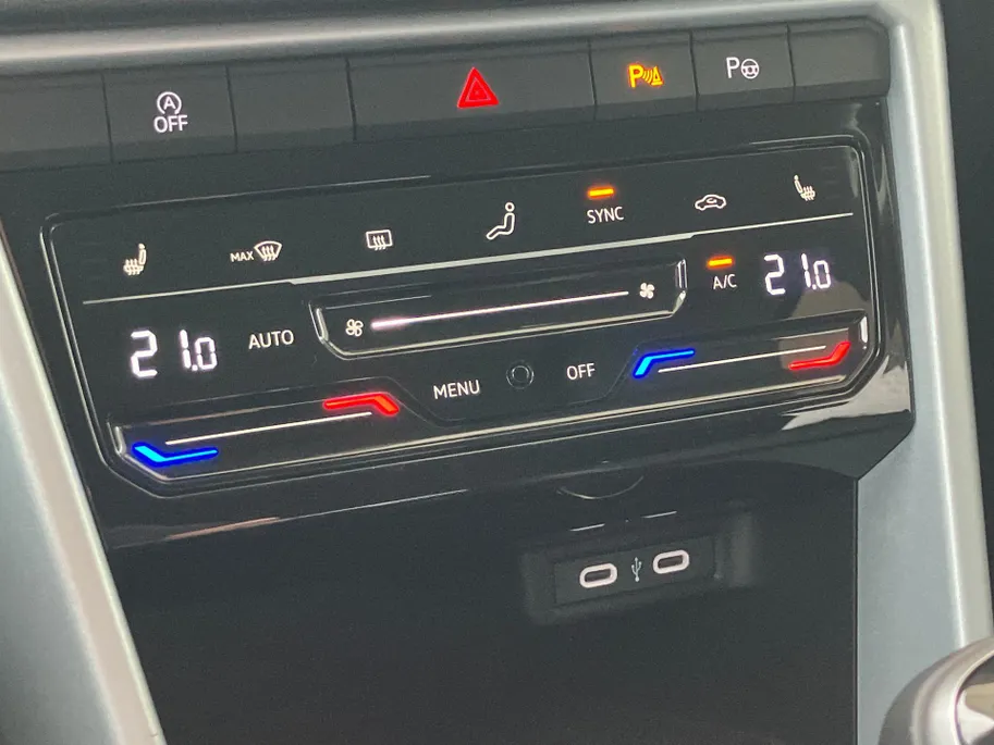 Volkswagen T-Roc 1.0TSI/116PK · Navigatie · Apple/Android Car Play · Stoelverwarming · Garantie t/m 24-06-2027