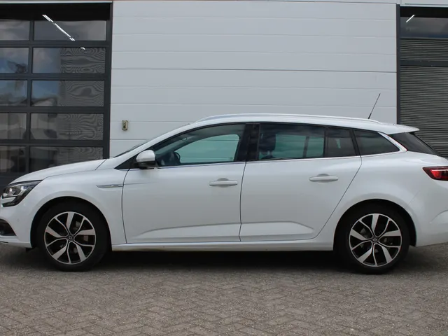 Renault Mégane Estate 1.3 TCe 160 PK Bose | Trekhaak | Bose geluid | Camera achter | Wit metallic |
