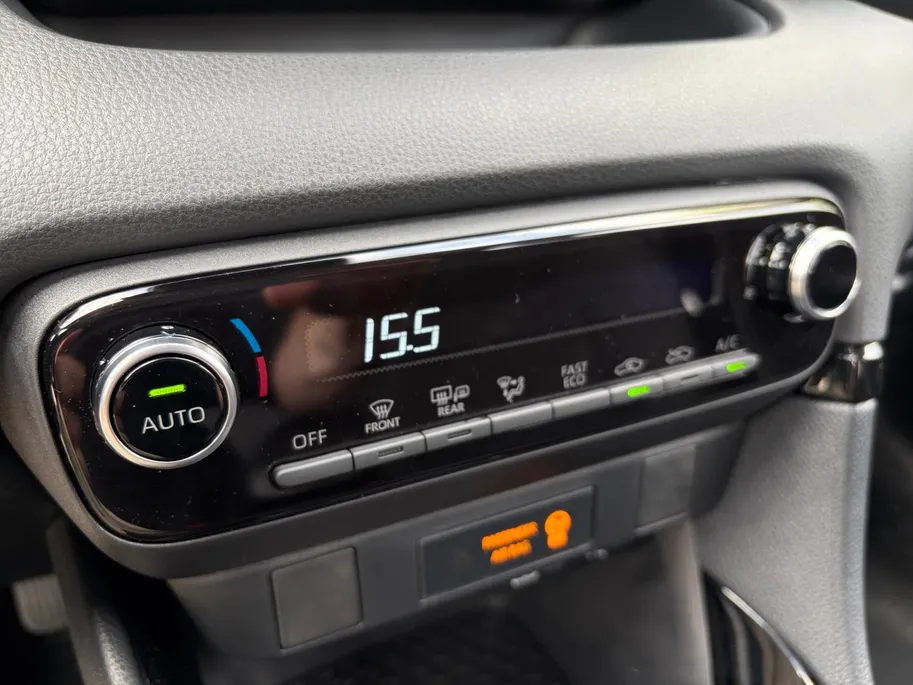 Toyota Yaris 1.5 Hybrid 115 Comfort Apple Carplay/Android Auto , cruise control adaptief en stuurhulp , climate , lm velgen , tel , usb , camera .