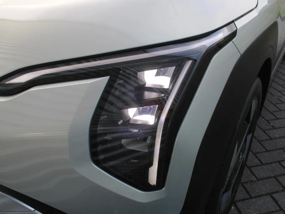 Kia EV3 Plus Advanced 81.4 kWh | Stuur/stoelverwarming | Schuifdak | Camera | Elek. stoelverstelling | 19' LM | Dodehoek detectie | Clima | LED |