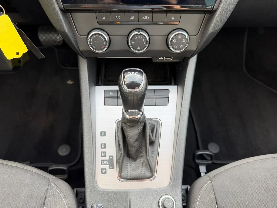 Škoda Octavia Combi 1.5 TSI Greentech Ambition Business | Automaat | Navigatie | Apple carplay & Android auto | Parkeersensoren voor en achter | Achteruitrijcamera | Elektr. achterklep | Afneembare trekhaak | Stoelverwarming voor | Bovag garantie |