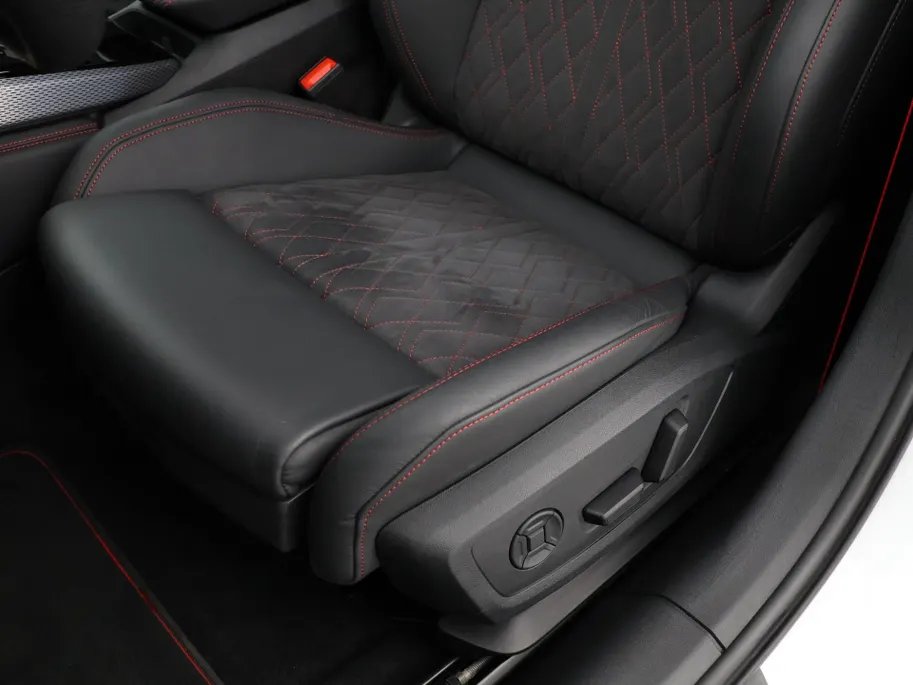 Audi A5 Avant 2.0 367pk S-tronic e-hybrid quattro S edition · 360 Camera · Wegklapbare Trekhaak · Bang & Olufsen Audio · Bijrijder Display · Zwart Optiek · 19'' Inch · Garantie t/m 26-07-2030 of 100.000