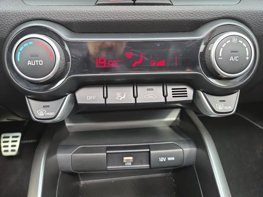 Kia Stonic 1.0 T-GDi MHEV GT-PlusLine | Hoge zit | Apple CarPlay Android Auto | Trekhaak | Stoel & stuurverwarming | Fietsendrager inclusief |