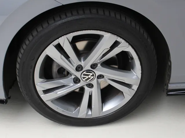 Volkswagen Golf 1.5 eTSI R-Line (2x) DSG | Navigatie | LM '17 | PDC + Camera |  Aut. Airco