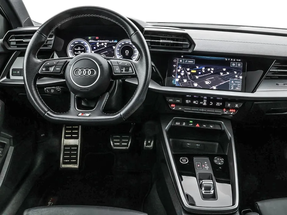 Audi A3 Sportback 40 TFSIe 204pk S-tronic S Edition · Panoramadak · Apple/Android Car Play · Lederen Bekleding · Cruise Control · Navigatie · Stoelverwarming · P-Sensoren · 17'' Inch ·