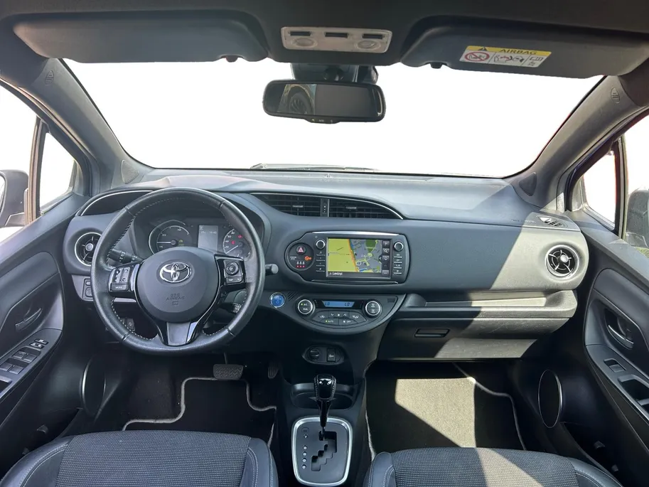 Toyota Yaris 1.5 Hybrid Bi-Tone |Automaat|climate controle| dakspoiler| extra getint glas| 12 maanden Bovag Garantie|