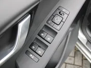 Kia Niro EV Edition Advanced 64.8 kWh | Stuur-/stoelverwarming | Elektr. stoelverstelling | Camera | Cruise adapt. | 17'LM | Clima | 17% bijtelling |