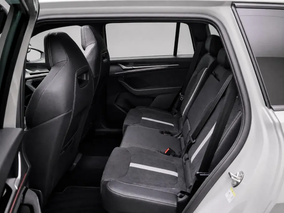 Škoda Kodiaq Sportline Business 1.5 TSI PHEV 150 kW / 204 PK | Elektrisch bedienbaar schuif-/kanteldak | Parkeer pakket | Trekhaak wegklapbaar | 2000,- inruilvoordeel