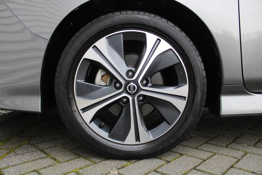 Nissan Leaf Tekna 40 kWh | Trekhaak | Stuur-/stoelverwarming | 360 Camera | LED | Dodehoek detectie | Cruise adapt. | 17' LM | Half leer/stof | Navi |