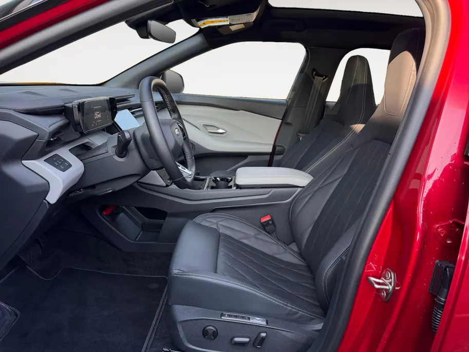 Ford Capri Premium Extended Range AWD 79 kWh 340pk | Direct Leverbaar | €3.500,- Ready Set Ford Bonus | 560km WLTP Rijbereik | Trekhaak | 1200kg Trekgewicht | Panoramadak | Gratis Warmtepomp t.w.v. €1.200,- | 360 Graden Camera | HUD