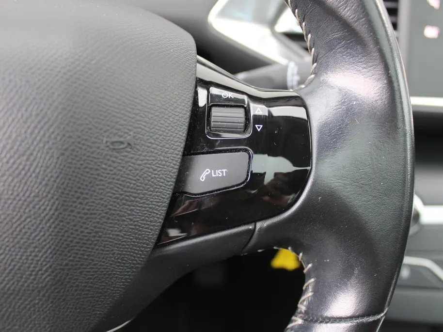 Peugeot 308 1.2 PureTech Allure | Panoramadak | 17” LM | Parkeersensor v+a | Navi | Cruise | Clima | Apple CarPlay/Android Auto |