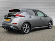 Nissan Leaf Tekna 40 kWh | Trekhaak | Stuur-/stoelverwarming | 360 Camera | LED | Dodehoek detectie | Cruise adapt. | 17' LM | Half leer/stof | Navi |