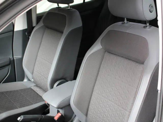 Volkswagen T-Cross 1.5 TSI DSG R-Line | Navigatie | PDC | 18 inch LM | Stoelverw.