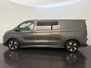 Ford Transit Custom 320 2.5 PHEV L2H1 Sport DC met o.a. uniek sport interieur, 19 inch lichtmetalen velgen, een trekhaak, een achteruitrijcamera en verwarmbare voorstoelen en stuurwiel