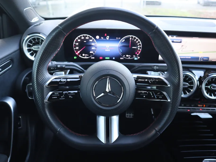Mercedes-Benz A-Klasse 250 e Star Edition AMG Line | Panoramadak | Multispaak | LED | Burmester | Camera | LED | Automaat