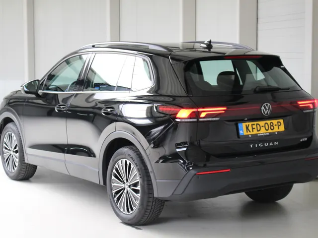 Volkswagen Tiguan 1.5 eTSI Automaat Navigatie | Trekhaak | Stoelverwarming | Lichtmetalen velgen