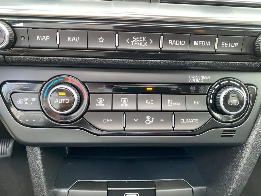 Kia e-Niro DynamicPlusLine 64 kWh | Climate control | Navigatie | Parkeercamera | Stoel + stuurverwarming | Keyless | Schuif-kanteldak | Line assist |