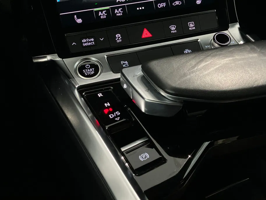 Audi e-tron 55 quattro S Line 300kW/408PK 95 kWh · Panoramadak · Camera + Parkeersensoren · Drive select