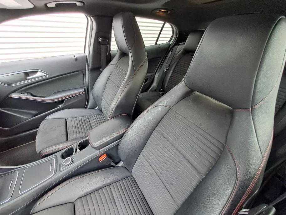 Mercedes-Benz GLA 180 Business Solution AMG AUTOMAAT | Trekhaak | Schuif/kanteldak | Navigatie | Camera | AMG-styling | Climate | Sensoren | Apple Carplay/Android Auto | Cruise | Stoelverwarming