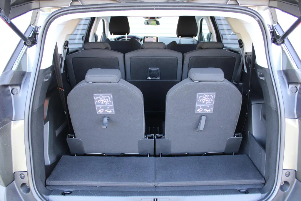 Peugeot 5008 1.2 PureTech Blue Lease Executive | Navi | Airco | 7 zits | Cruise | Camera | 17" LM |