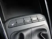 Kia Stonic 1.0 T-GDi MHEV DynamicLine | Stoelverwarming | Camera | Parkeersensor v+a | Clima | Navi | Apple Carplay/Android Auto | 15" LM | Cruise |
