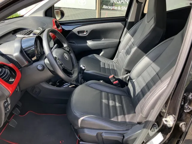 Toyota Aygo 1.0 VVT-i x-clusiv | Leder | Apple CAR Play