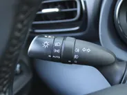 Toyota Yaris 1.5 Hybrid Launch Edition | 17' LM | Clima | Cruise adapt.| PDC V+A | Camera | HUD | Keyless | Navi | 1e eigenaar |