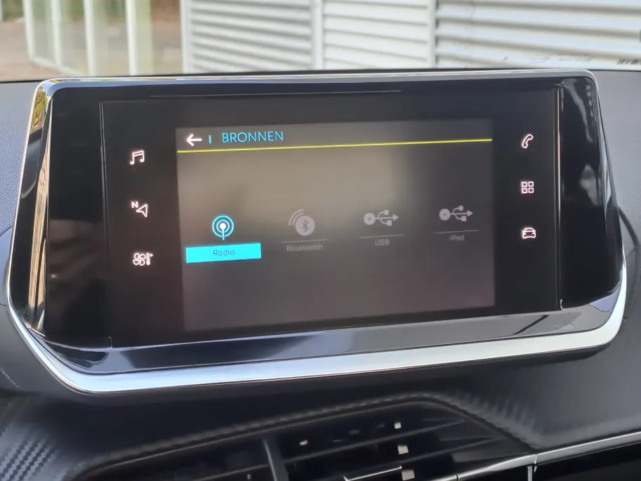 Peugeot e-208 EV Active Pack 50 kWh | Cruise control | Navigatiesysteem | Keyless start | DAB | LM Velgen | 100% Elektrisch | SOH 95,6 %