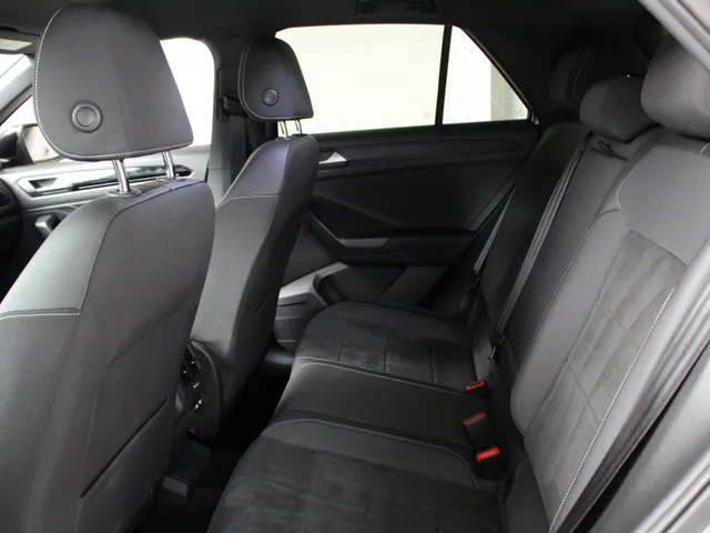 Volkswagen T-Roc 1.5 TSI R-Line DSG Automaat Blackstyle Navigatie | Climate Control | El. Achterklep | Camera | 4-Seizoenen banden