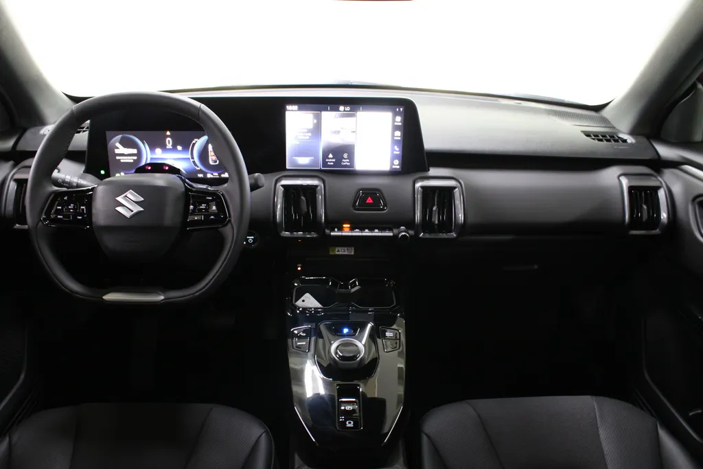 Suzuki e Vitara Style 61 kWh / Stoel + Stuurverwarming / 360° Camera / Navigatie /