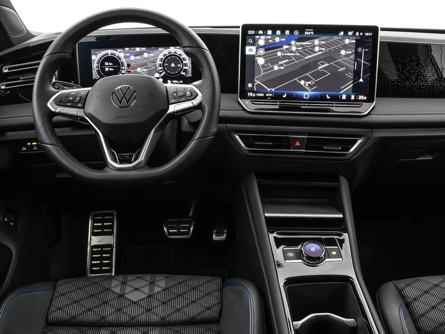 Volkswagen Tiguan 1.5 eHybrid 204pk DSG R-Line Edition · Panoramadak · 360 Camera · Inklap. Trekhaak · Matrix LED · Stuur- & Stoelverwarming + Massage · Achterbank verwarmd · Garantie t/m 09-10-2030 of 100.000km