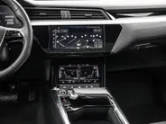 Audi e-tron 55 quattro S edition 95 kWh 408pk SOH 95,1 % · Panoramadak · Camera · Luchtvering · Elek. Stoelen + Geheugen · Afneembare Trekhaak · Matrix LED · Keyless ·