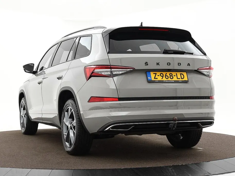 Škoda Kodiaq 1.5 TSI 150pk DSG Sportline Business 7p. · Camera · Inklap. Trekhaak · Keyless · Elek. Bestuurdersstoel + Geheugen · Matrix LED · Garantie t/m 27-05-2028 of 100.000km