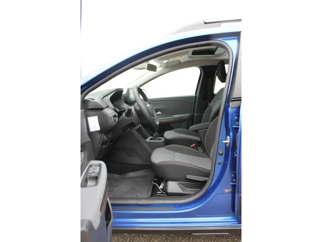Dacia Sandero Stepway 1.0 TCe 100 PK ECO-G Extreme | Glazen schuifkanteldak | 4 seizoensbanden | Stoelverwarming voor | Pack assist | nog 2 jaar * fabrieksgarantie |