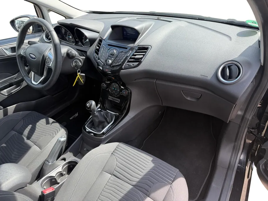 Ford Fiesta 1.0 EcoBoost Titanium | NL auto | Navigatie | Parkeersensor achter | Bluetooth | Cruise control | Verwarmde voorruit |