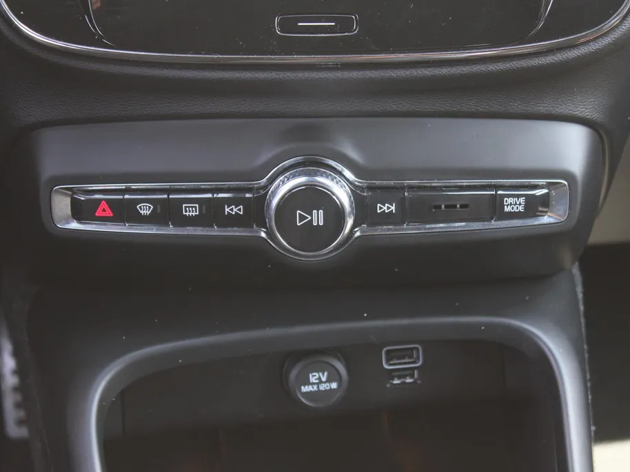 Volvo XC40 2.0 T4 R-Design | Keyless | HK Audio | Adap. Cruise | PDC | Elek. Trekhaak | 19' Velgen | Elek. Kofferklep | Camera | Stoelverwarming |