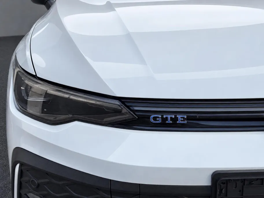 Volkswagen Golf 1.5 272pk DSG eHybrid GTE · Panoramadak · Leder · Trekhaak · Stoelventilatie · Camera · Elek. Voorstoel · Garantie t/m 21-09-2030 of 100.000km