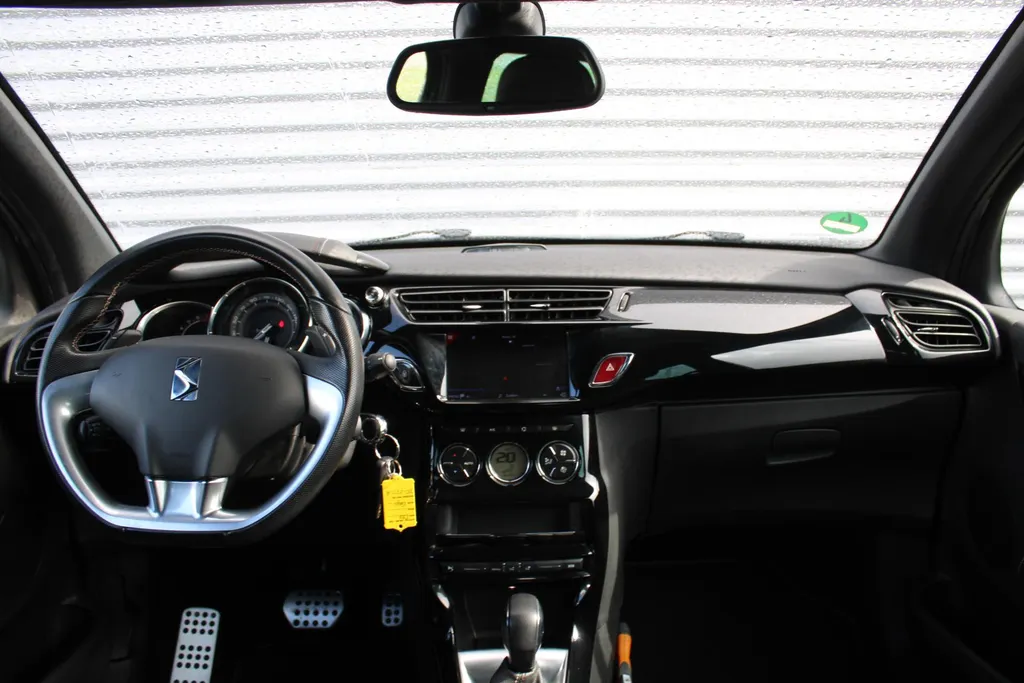 DS DS 3 1.2 PureTech Performance Line | Automaat | Navi | Trekhaak | Clima | 17' LM Velgen | Camera |