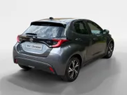 Toyota Yaris 1.5 Hybrid 115 Comfort Apple Carplay/Android Auto , cruise control adaptief en stuurhulp , climate , lm velgen , tel , usb , camera .
