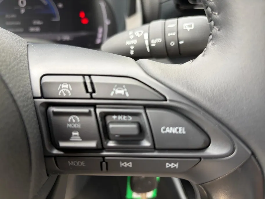 Toyota Yaris 1.5 Hybrid 115 Comfort Apple Carplay/Android Auto , cruise control adaptief en stuurhulp , climate , lm velgen , tel , usb , camera .