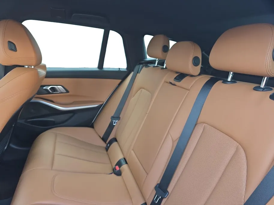 BMW 3 Serie Touring 320e Business Edition Plus | Dealer onderhouden! | 1e Eigenaar | Trekhaak | Achteruitrijcamera | Elektr. Achterklep | Lederen bekleding | Virtual cockpit | 12 maanden garantie