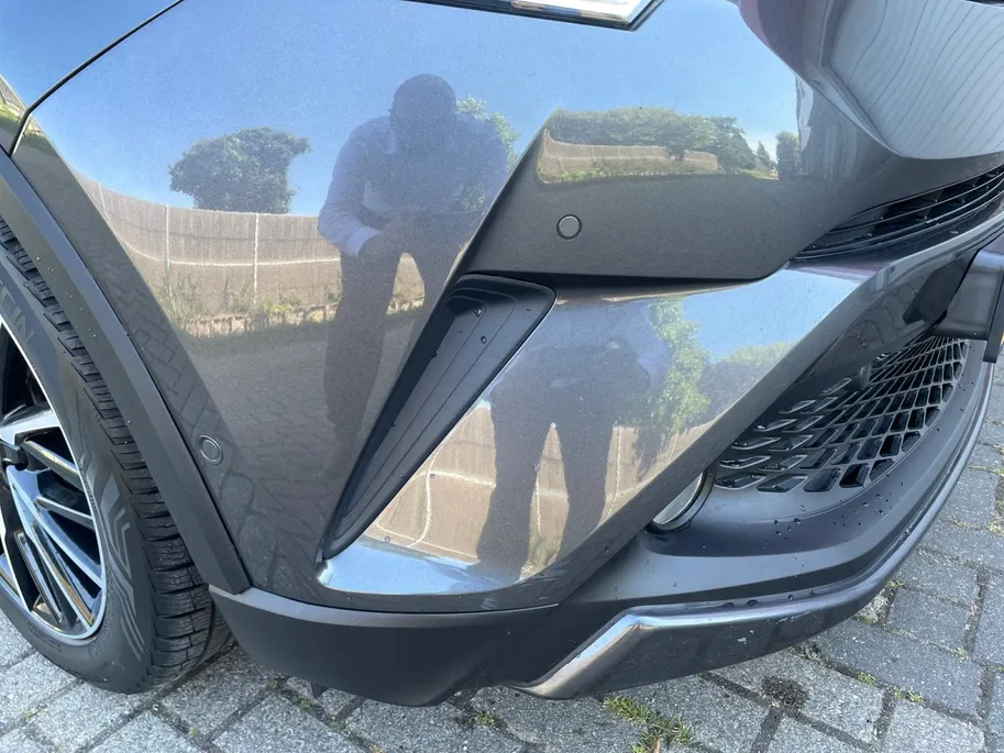 Toyota C-HR 1.8 Hybrid Bi-Tone | Side Bars| Leer| Lichtmetalen velgen| Stoel verwarming| 4 seizoenbanden| Afneembare trekhaak| JBL speakers| BI-Tone uitvoering| Navigatie| Metalliclak