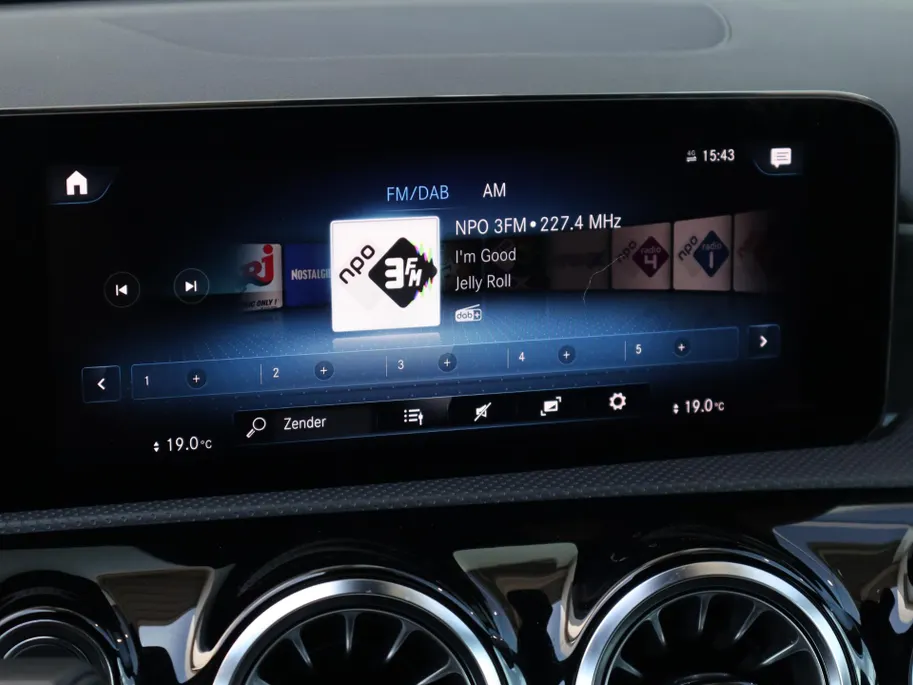 Mercedes-Benz A-Klasse 180 AMG Line l Panorama dak l Keyless entry l Achteruitrij camera l Stoelverwarming