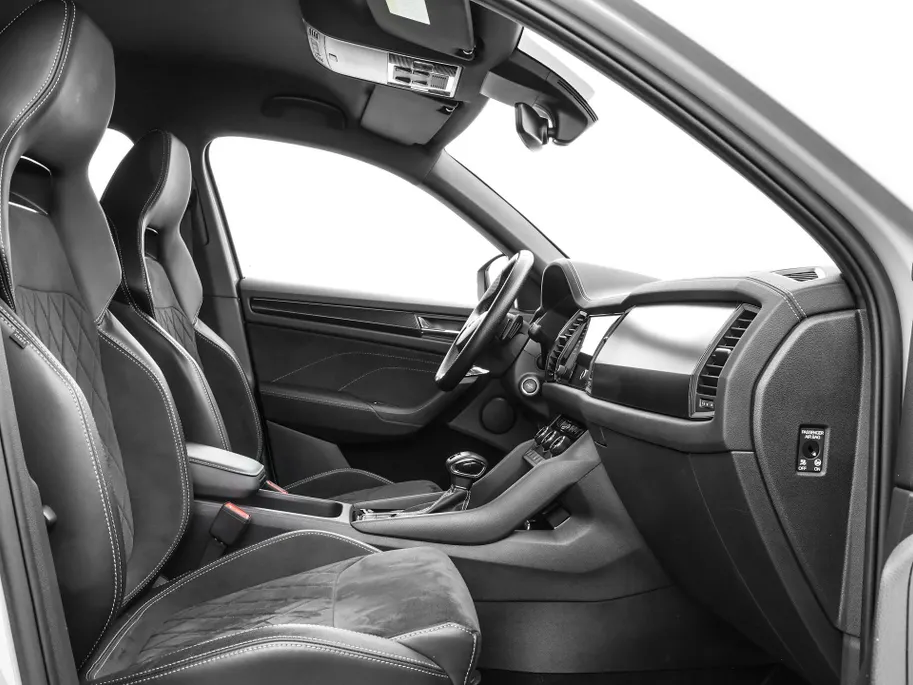 Škoda Kodiaq 1.5 TSI 150pk DSG Sportline Business 7p. · Camera · Inklap. Trekhaak · Keyless · Elek. Bestuurdersstoel + Geheugen · Matrix LED · Garantie t/m 27-05-2028 of 100.000km