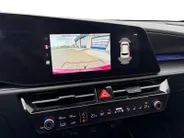 Kia Niro EV DynamicLine 64.8 kWh |*1E EIGENAAR | TREKHAAK | *LAGE KM- STAND | VOLLEDIG DEALER ONDERH. | APPLE CARPLAY/ ANDROID AUTO | CAMERA | NAVI | ADAPT. CRUISE | NETTE AUTO |