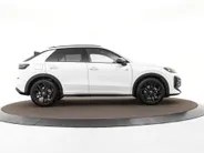 Volkswagen T-Roc R-Line First Edition 1.5 eTSI 150 PK 7 versn. DSG · Electrische achterklep · Achteruitrijcamera · Draadloze telefoonlader · Voorraad OUTLET · Prijs is inclusief inruilpremie ·