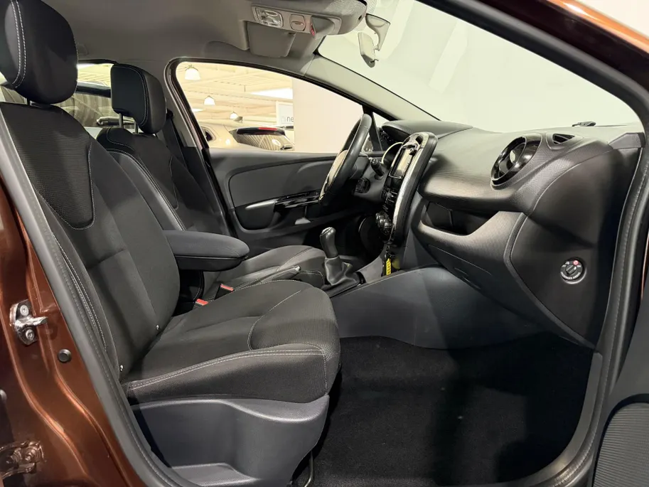 Renault Clio Estate 90PK TCe Expression | Navi | Armsteun | Bleutooth | Cruise Control | Lichtmetalen Velgen | Airco | USB | Leder Stuurwiel |