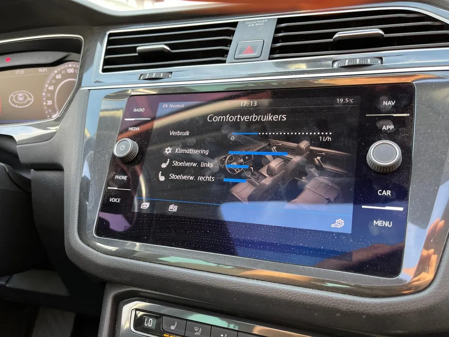 Volkswagen Tiguan 2.0 TSi DSG-aut. 4Motion Highline R-Line NL Auto | 11-2017 | Pano dak | Trekhaak | 20' | Stoelverwarming | Etc.