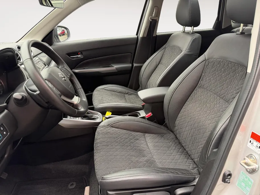 Suzuki Vitara 1.5 Hybrid Style 116PK AUTOMAAT | Parkeer sensoren| Metallic lak| 4 seizoen banden| Camera| Schuif en kanteldak| Navigatie| Stoel verwarming| Adaptieve cruise control